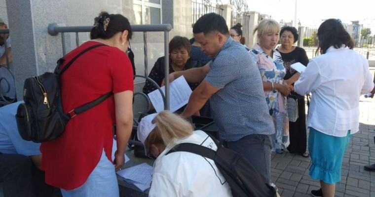 Астанада екі күннен бері жүрген наразылар Назарбаев кеңсесіне барды