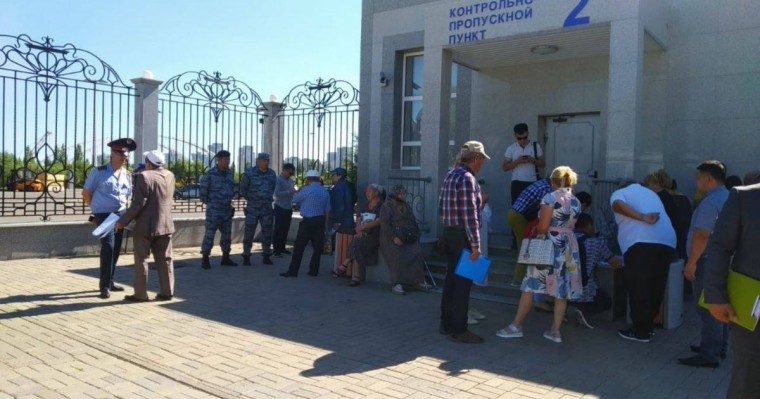 Сот үкіміне наразы жұрт Назарбаевтың кеңсесіне келді