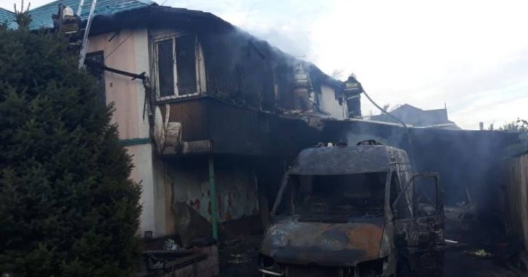 Алматыда жеке тұрғын үй мен үш көлік өртке оранды