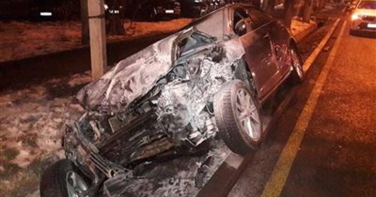 Алматыда бір көлік екіншісін бүйірден соғып, ұшырып жіберді