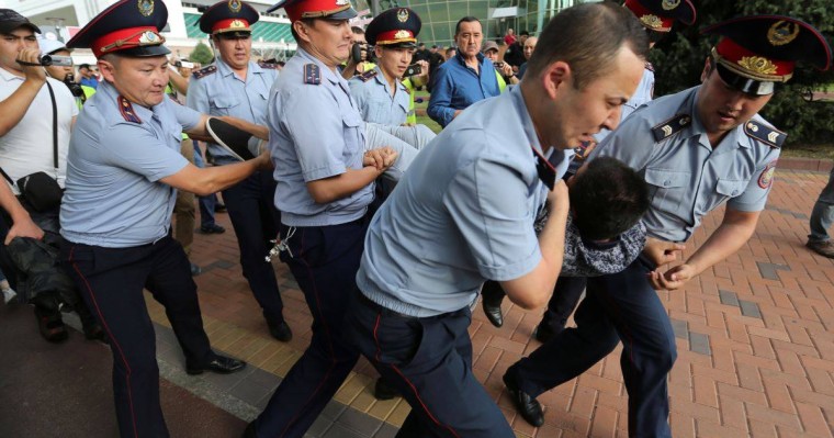 PEN International Қазақстан полициясының наразыларды күштеп ұстауын сынады