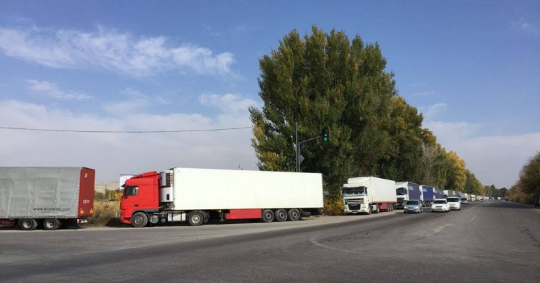 Қазақстанға кірмек болған жүк көліктері қайта бөгеле бастады