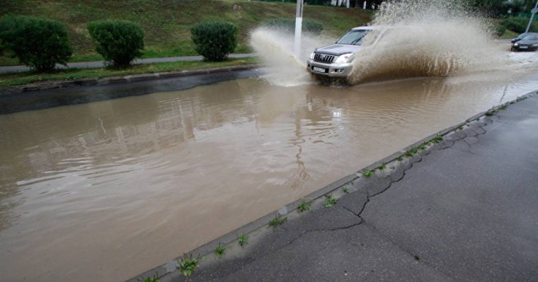 Шымкентте пәтерлерден су сорғалап, көшелерді шайып кетті – видео  