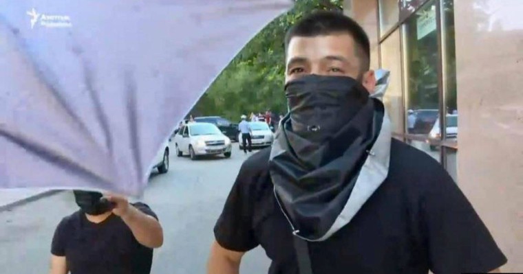 Қолшатырлы адамдардың тілшілерге кедергісін министрлер "байқамаған"