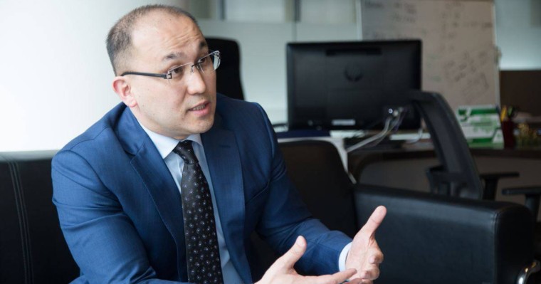 Абаев Азаттық тілшілеріне жасалған кедергі туралы пікір білдірді