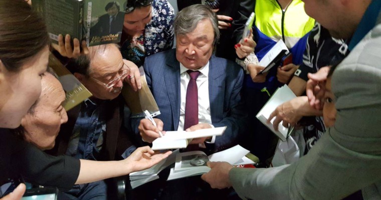 83 жасқа толған Олжас Сүлейменов туралы кітаптың тұсаукесері болды