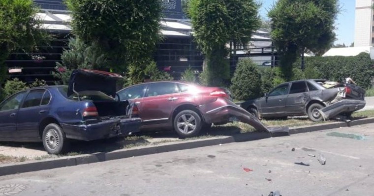 Алматы тұрғыны рөлде қалғып кетіп, бес көліктің быт-шытын шығарды - фото