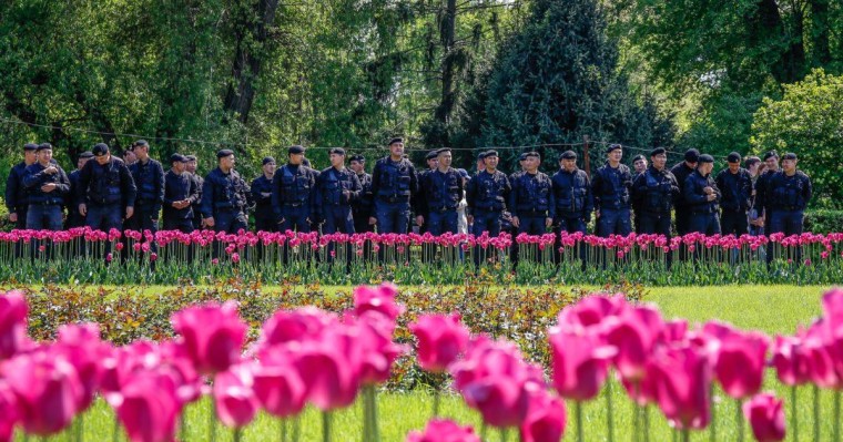 «Қазақстандағы күлкілі һәм қаһарлы демократия»