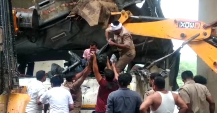 印度北部一大巴翻入河谷致30人死亡