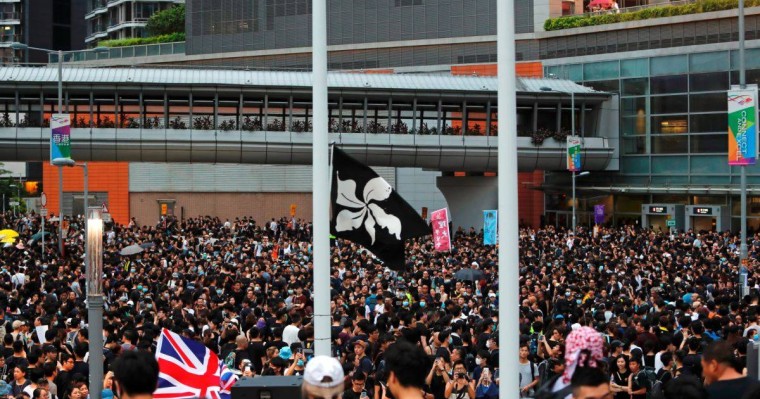 Гонконгте ондаған мың адам тағы да наразылыққа шықты