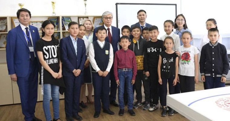 托卡耶夫总统走访首都一系列基础设施