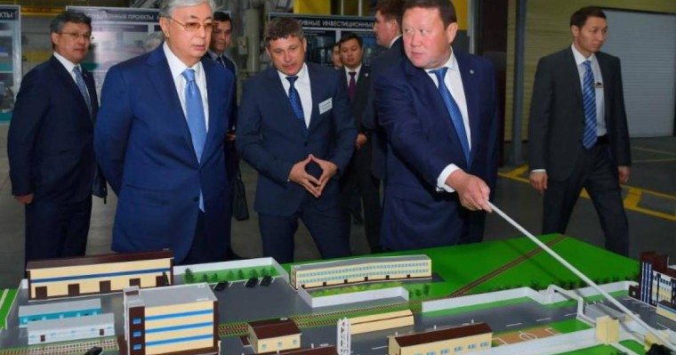 托卡耶夫总统视察北哈州金属塑料制品厂