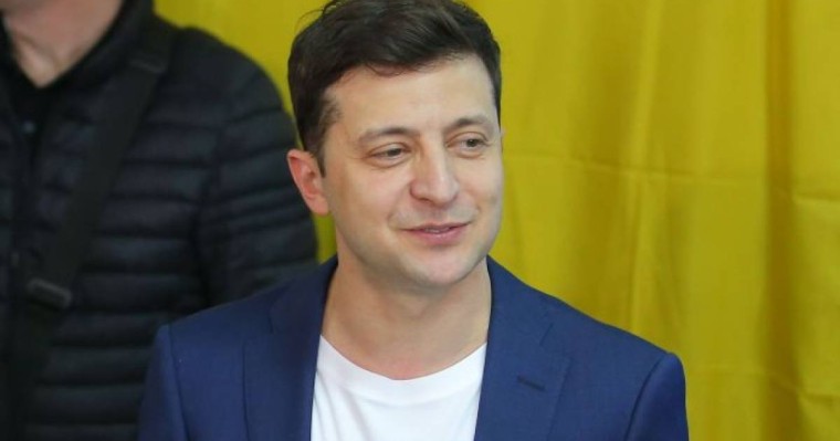 Зеленский жиналыс кезінде біртүрлі қылық жасап отырды – видео