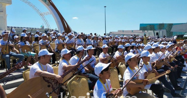 托卡耶夫总统出席“冬不拉日”音乐会