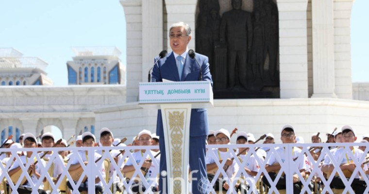 托卡耶夫向全国人民致以"冬不拉日"的祝贺