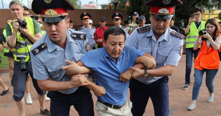 Астана күні полиция адамдарды қалай ұстады?