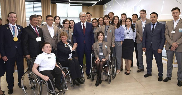 托卡耶夫总统参观残奥会体育训练中心