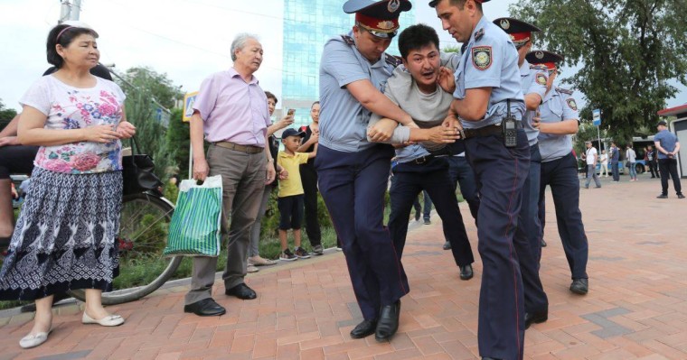 Алматыда полиция жүзге жуық адамды ұстады