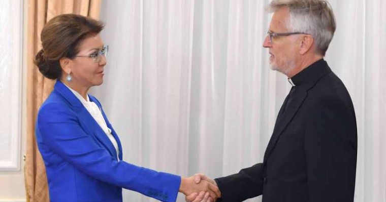 纳扎尔巴耶娃会见世界路德教会联合会主席