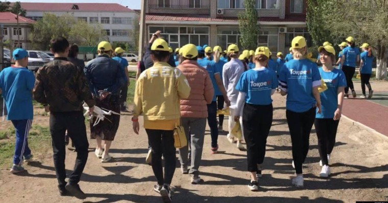 Билік кандидатының тегі жазылған киімдегі шәкірттерді қай шараға дайындады?