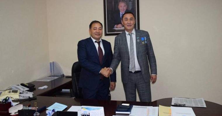 托合詹诺夫当选哈萨克斯坦工会联合会主席