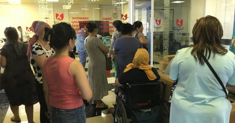 Шымкентте бір топ әйел жәрдемақы мен үй мәселесін шешуді талап етті