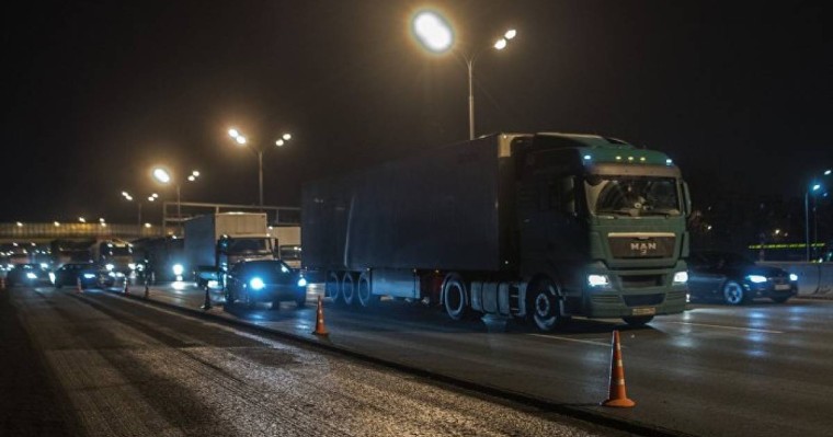 Алматыда такси ұстап тұрған екі қыз бен жігіт қайғылы жағдайға тап болды