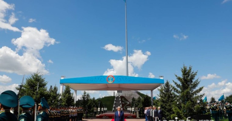 托卡耶夫总统出席首都升国旗仪式