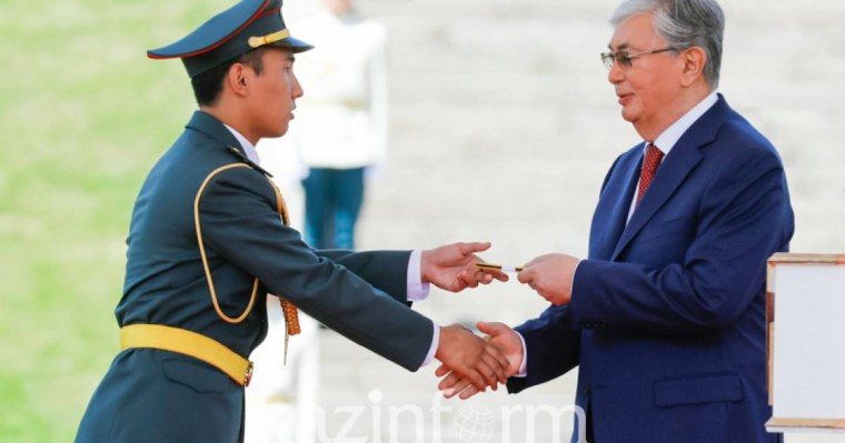 托卡耶夫总统向军事院校优秀毕业生授予军官军衔