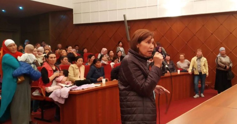 форум, автобустағы шенеуніктер, аналар талабы