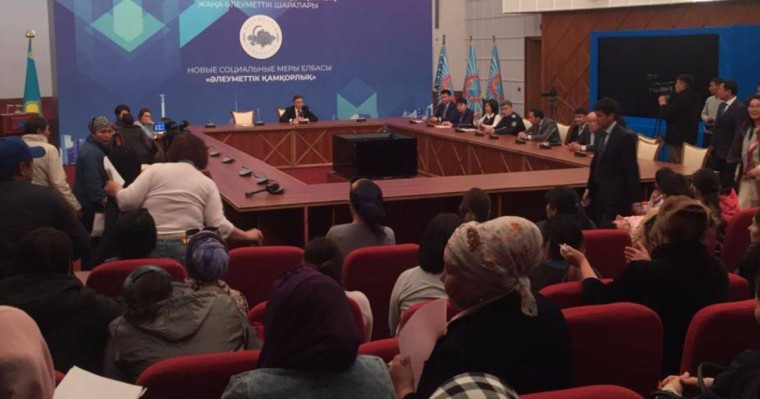 Астанада жетпіске жуық наразы ананы әкім Сұлтанов қабылдады