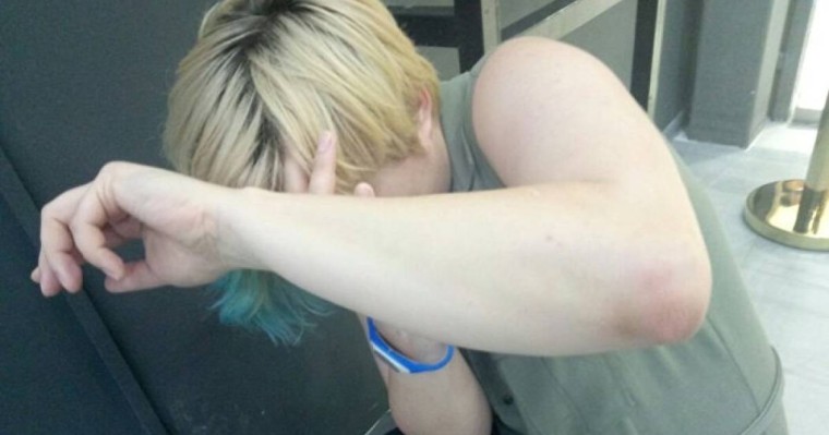 Нұр-Сұлтанда такси жүргізушісі көлігінде отырған қызды соққыға жықты