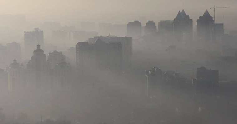 Алматы аспанын сұр бұлт қаптады: тұрғындар күйік иісіне шағымданып жатыр