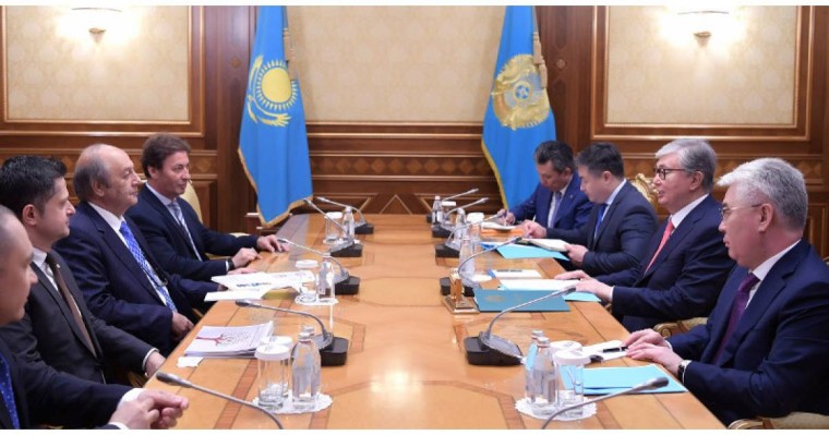 托卡耶夫总统会见阿纳多卢集团总裁