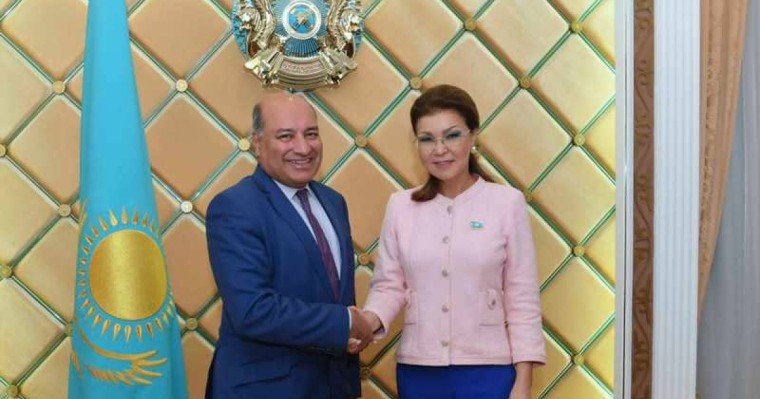 纳扎尔巴耶娃会见欧开行行长