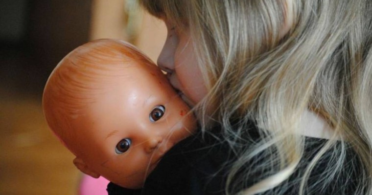 Екі жасар қыз анасын абайсызда қылқындырып өлтірді