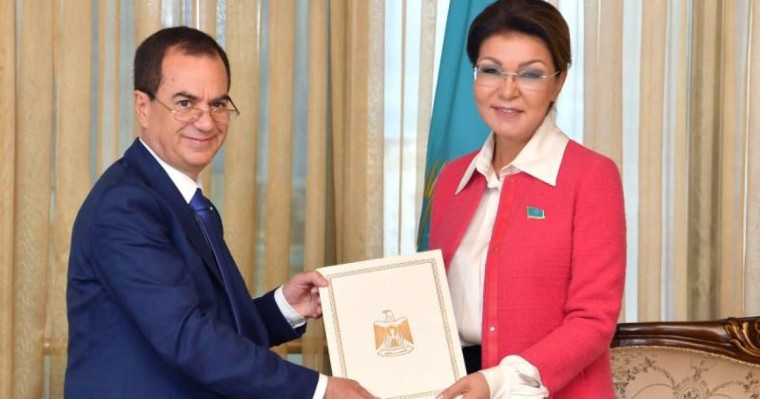 纳扎尔巴耶娃会见巴勒斯坦驻哈大使