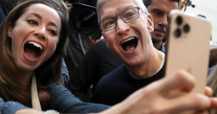 美国苹果公司市值再次突破万亿美元