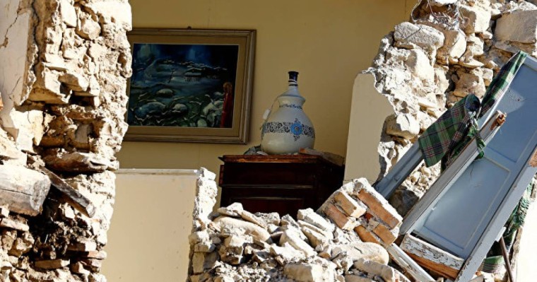 Шымкентте 4 адамды үйдің қабырғасы басып қалды