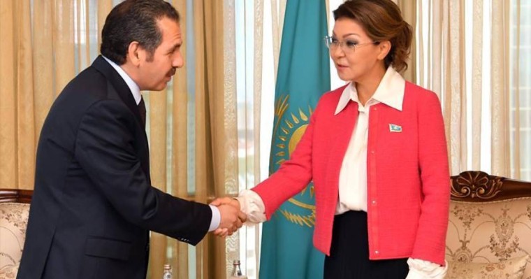 纳扎尔巴耶娃会见约旦驻哈大使