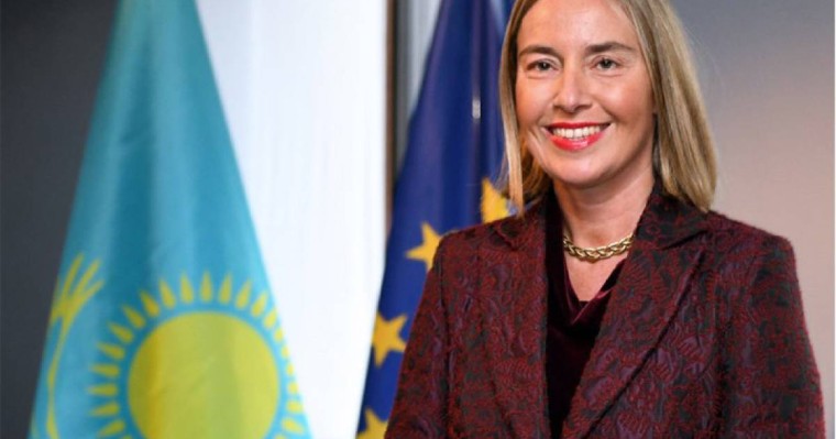 托卡耶夫向欧盟委员会副主席莫盖里尼授予