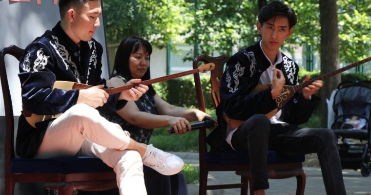 北京举办活动庆祝"国家冬不拉日"