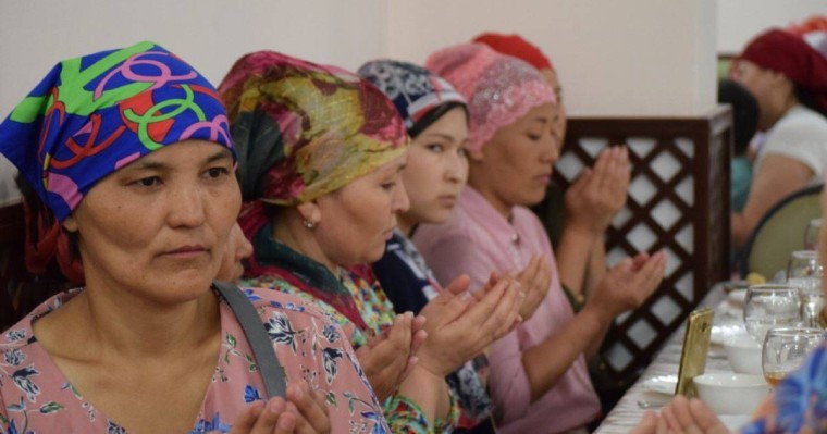 Ақтөбеде көп балалы аналар Астанадағы өртте мерт болған бес қызды еске алды