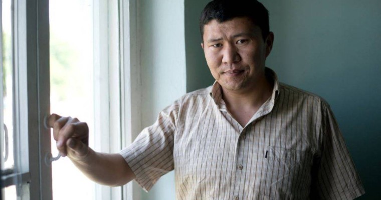 Ошта белгісіз біреулер Азаттық тілшісіне күш көрсетті (видео)