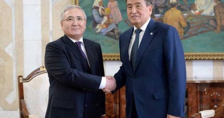 哈萨克斯坦大使向吉尔吉斯斯坦总统递交国书