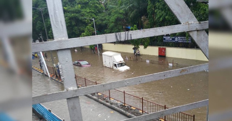 印度孟买降雨引发墙体垮塌致16人死亡