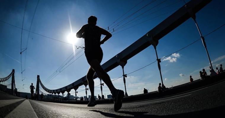 Супермен сияқты секірген желаяқ мәре сызығын бірінші болып кесті