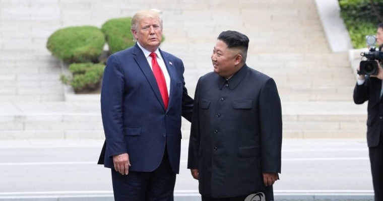 朝美领导人在板门店单独会晤