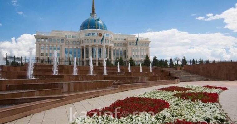 托卡耶夫总统接见医学学者阿克硕拉科夫