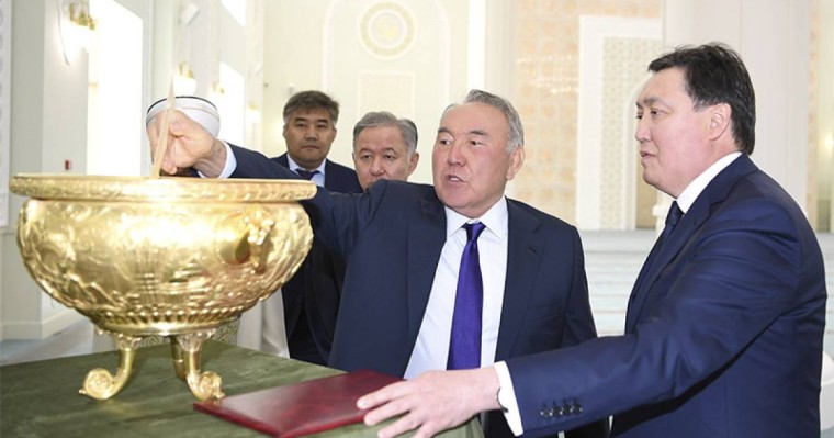 首任总统参观首都新建清真寺